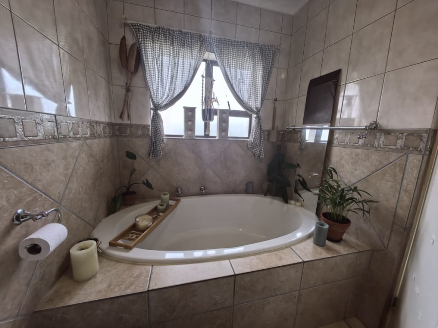 5 Bedroom Property for Sale in Reebok Western Cape